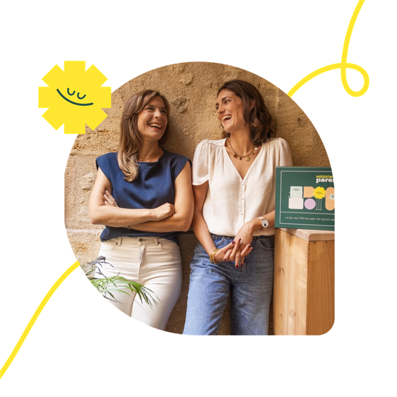 Aurore et Emeline, fondatrices de Parent'izi, rient ensemble à côté du jeu