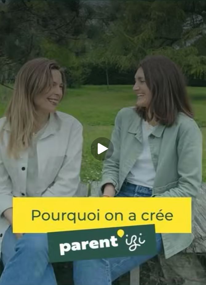 Aurore et Emeline, fondatrices de Parent'izi, assises dans un parc : pourquoi nous avons créé Parent'izi